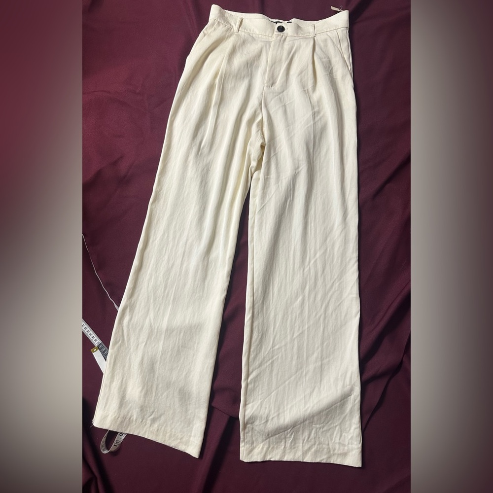 NWOT- Zara M women’s straight leg pleated Cream Pants
